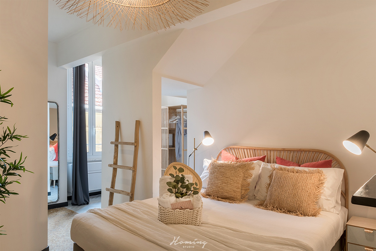 The double bedroom in soft colors with bed and wardrobe alcove in the Sylphide Room in Alassio