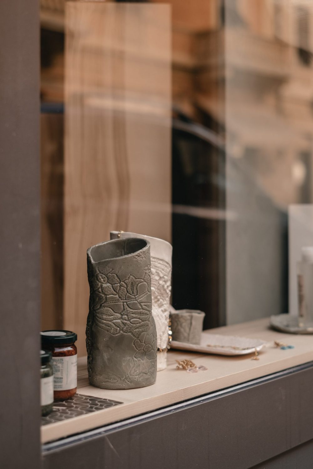 The photo shows large InTerra ceramics displayed in the window of Spazio Vayadù, the concept store near the Budello in Alassio.