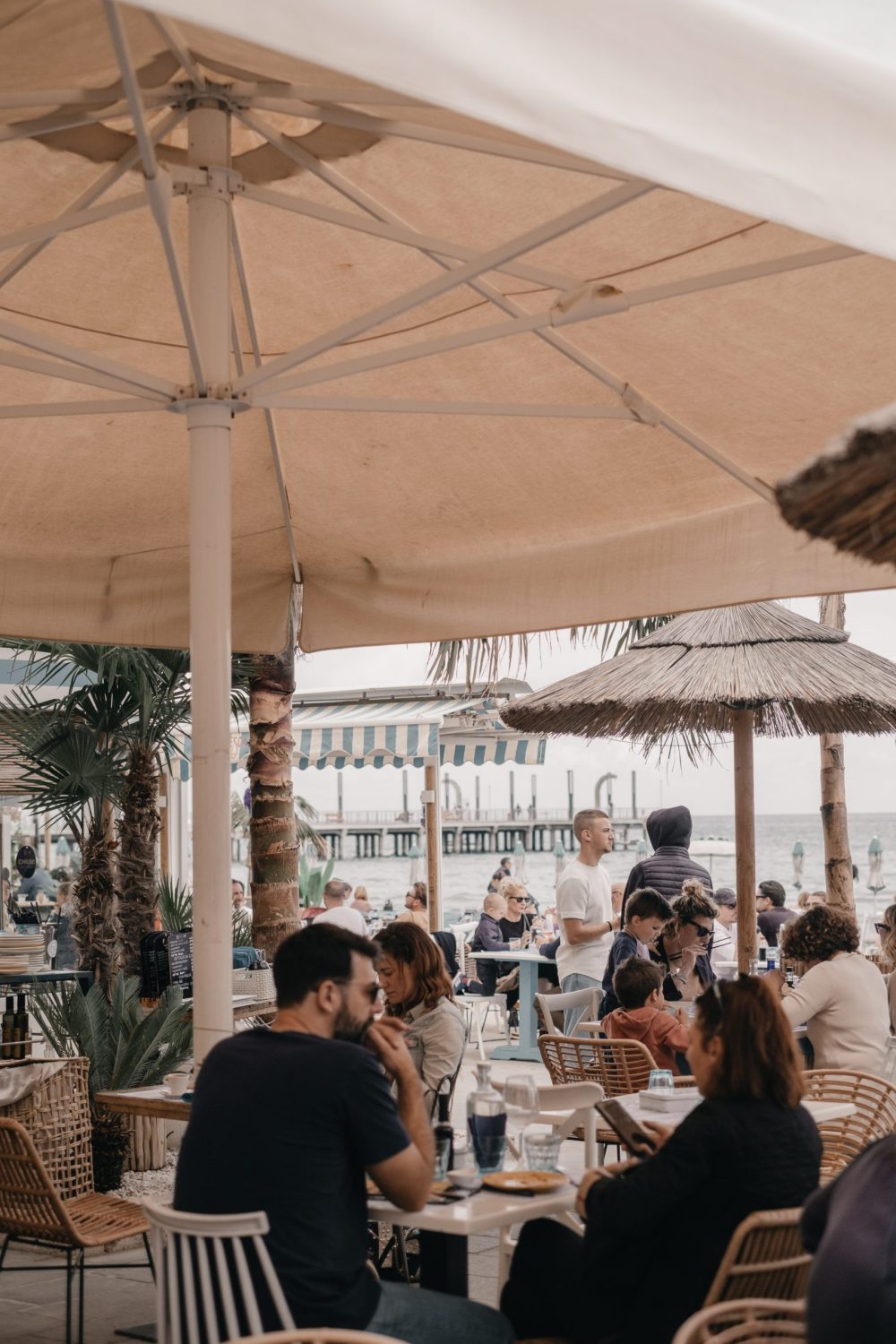 The photo portrays the outdoor terrace of Esca Laboratorio di mare restaurant in Alassio.