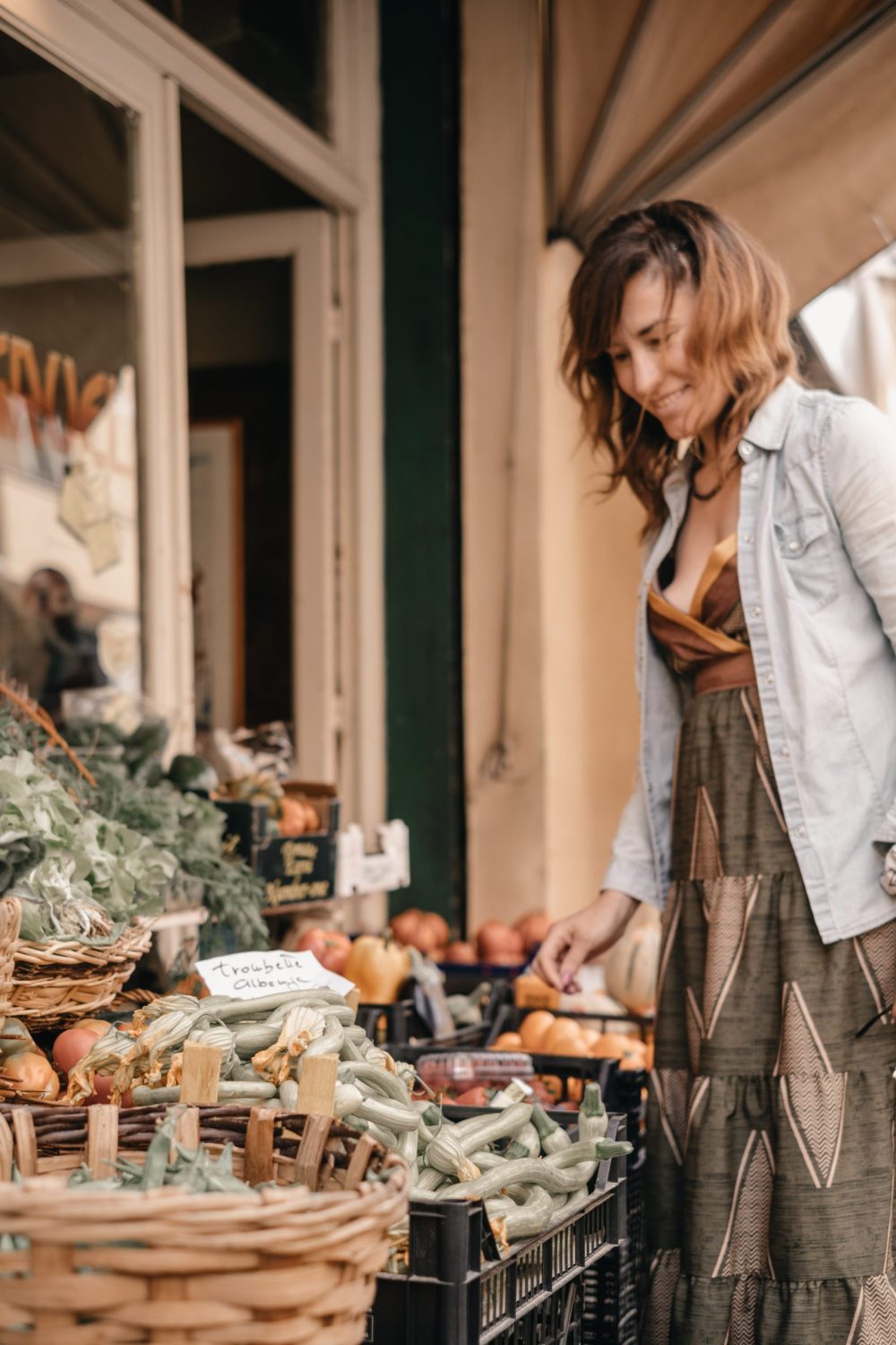 Floriana, owner of Vayadù, shopping in the Budello of Alassio