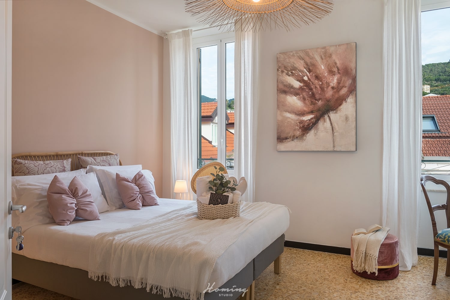 Carmen's large double bedroom in Alassio with a bed and two windows
